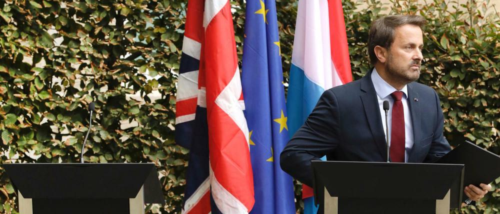 Dann eben allein: Der luxemburgische Premier Bettel hält auch ohne seinen Gast Boris Johnson die geplante Pressekonferenz ab.