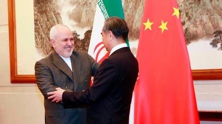 Der chinesische Außenminister Wang Yi (r.) traf Ende August den iranischen Außenminister Sarif in Peking. Auch um eine enge Kooperation der beiden Länder anzubahnen.