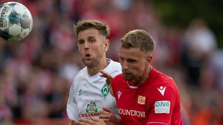 Unions Marvin Friedrich (rechts) lieferte sich umkämpfte Duelle mit Bremens Niclas Füllkrug.
