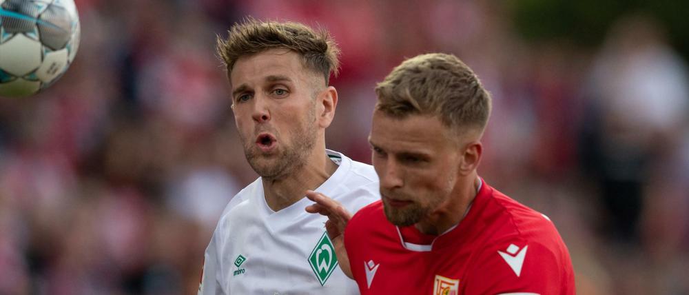 Unions Marvin Friedrich (rechts) lieferte sich umkämpfte Duelle mit Bremens Niclas Füllkrug.