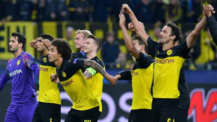 Halber Sieg. Die Borussen feiern nach dem Spiel mit ihren Fans, ein wenig jedenfalls.