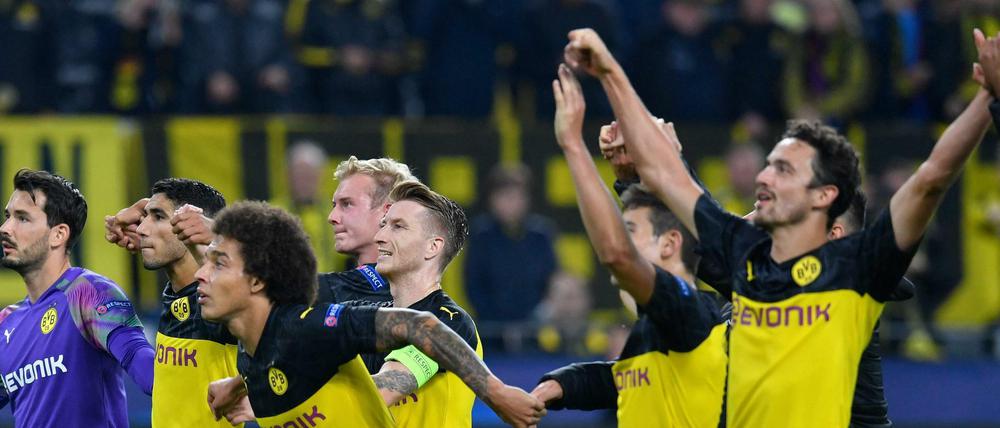 Halber Sieg. Die Borussen feiern nach dem Spiel mit ihren Fans, ein wenig jedenfalls.