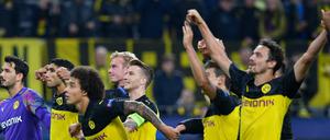 Halber Sieg. Die Borussen feiern nach dem Spiel mit ihren Fans, ein wenig jedenfalls.