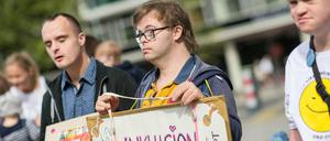 Behindertenverbände demonstrierten am Sonntag in Berlin gegen die am morgigen Donnerstag anstehende Entscheidung, nichtinvasive Bluttests zur Diagnose von Trisomien in den Leistungskatalog der gesetzlichen Krankenkassen aufzunehmen.