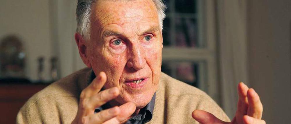Ein Stück Kunstgeschichte. Rudolf Zwirner erzählte Tagesspiegel-Redakteurin Nicola Kuhn sein Leben, sie schrieb es auf. Foto: Thilo Rückeis