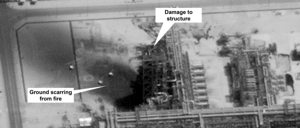 Saudi-Arabien, Buqyaq: Dieses von der US-Regierung zur Verfügung gestellte Foto zeigt zeigt Schäden an der Infrastruktur von Ölraffinerie des saudischen Ölriesens Saudi Aramco nach dem Drohnenangriff. 