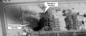 Saudi-Arabien, Buqyaq: Dieses von der US-Regierung zur Verfügung gestellte Foto zeigt zeigt Schäden an der Infrastruktur von Ölraffinerie des saudischen Ölriesens Saudi Aramco nach dem Drohnenangriff. 