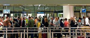 Das dauert. Verpasst der Reisende seinen Flug nach zu großer Wartezeit in der Sicherheitskontrolle, hat er noch nicht einmal Anspruch auf Entschädigung.