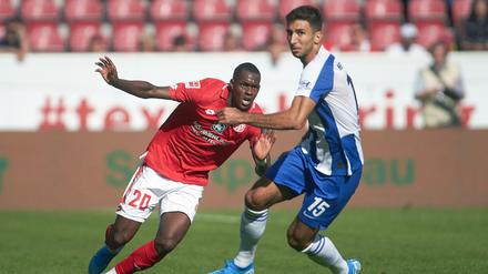 Der Berliner Marko Grujic (rechts) hatte gegen den Mainzer Edimilson Fernandes am Ende das Nachsehen.