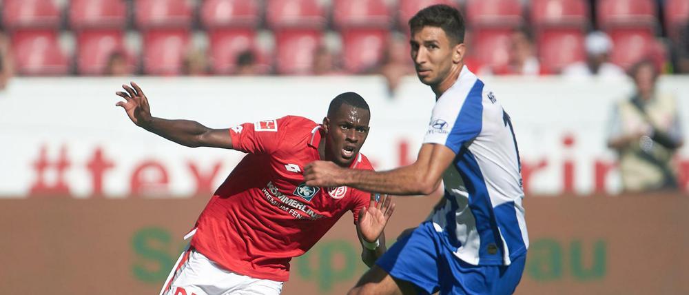Der Berliner Marko Grujic (rechts) hatte gegen den Mainzer Edimilson Fernandes am Ende das Nachsehen.