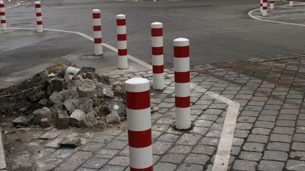 Poller an einer Berliner Kreuzung.