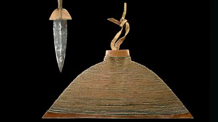 Dolch mit reich verzierter Messingscheide (Onkonda), gefertigt von einer Ondonga Künstler*in, dessen Name nicht dokumentiert wurde, ca. 1900.