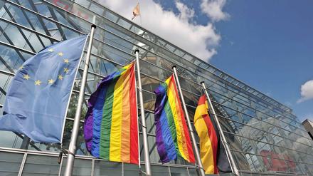 Flagge zeigen vor dem Konrad-Adenauer-Haus. Die LSU bezeichnete den Schritt als "längst überfällig".
