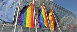 Flagge zeigen vor dem Konrad-Adenauer-Haus. Die LSU bezeichnete den Schritt als "längst überfällig".