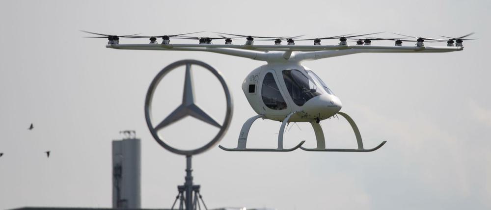 Ein sogenannter Volocopter hat einen Probeflug in Stuttgart absolviert.