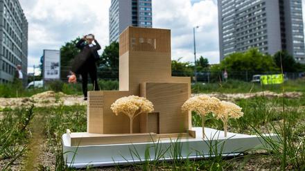 Ein Model des Bet- und Lehrhauses "House of One" steht auf dem Petriplatz in Berlin-Mitte.
