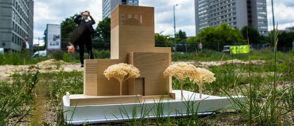 Ein Model des Bet- und Lehrhauses "House of One" steht auf dem Petriplatz in Berlin-Mitte.