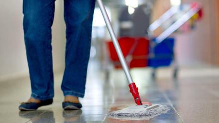 Eine Gebäudereinigerin wischt einen Flur in einer Berufsschule in Schwerin. Aus Sicht von Gewerkschaften sowie Frauen- und Sozialverbänden sind Minijobs eine "Niedriglohnfalle".