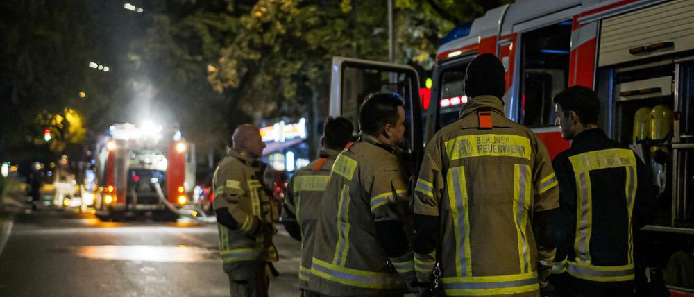 Feuerwehrleute bei einem Wohnungsbrand in Berlin-Moabit.