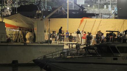 Flüchtlinge verlassen die "Ocean Viking" im Hafen von Lampedusa.