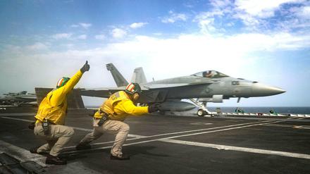 Ein Kampfflugzeug an Deck der U.S. Navy Nimitz. 