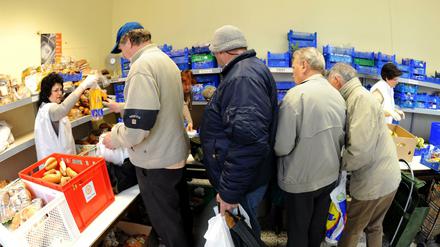 Immer mehr Senioren sind auf die Hilfe der Lebensmitteltafeln angewiesen.