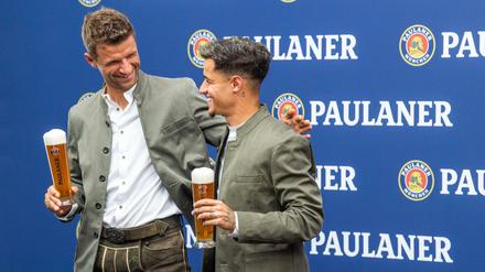 Prost: Thomas Müller (links) und Philippe Coutinho sind in Oktoberfeststimmung.