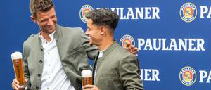 Prost: Thomas Müller (links) und Philippe Coutinho sind in Oktoberfeststimmung.