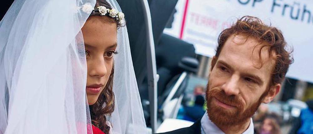Terre des Femmes inszeniert diese Hochzeitsszene, um auf das Problem der Verheiratung Minderjähriger aufmerksam zu machen.