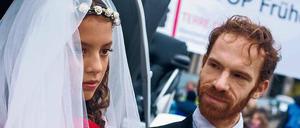  Terre des Femmes inszeniert diese Hochzeitsszene, um auf das Problem der Verheiratung Minderjähriger aufmerksam zu machen.