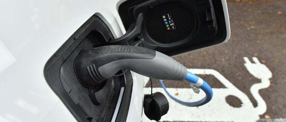 Wer schnell auf ein Elektroauto umsteigt, könnte doppelt sparen.