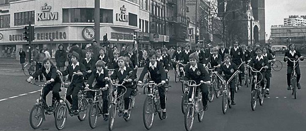 Schöneberger Sängerknaben auf Fahrrädern an der Gedächtniskirche in Berlin-Charlottenburg 1973.