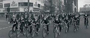 Schöneberger Sängerknaben auf Fahrrädern an der Gedächtniskirche in Berlin-Charlottenburg 1973.