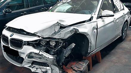 Tempo 110 statt 50. Das blieb nach einem Unfall im Tiergartentunnel von diesem BMW übrig.