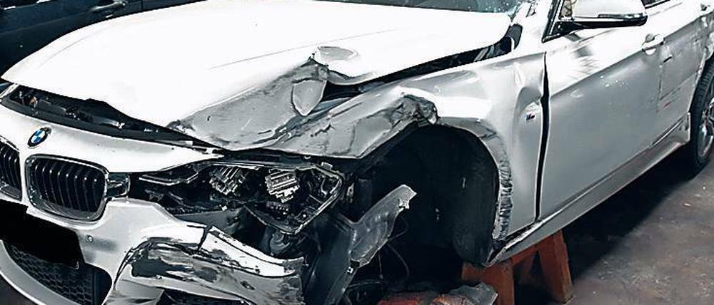 Tempo 110 statt 50. Das blieb nach einem Unfall im Tiergartentunnel von diesem BMW übrig.