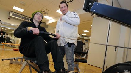 Gerade auch junge Krebskranke, hier der siebzehnjährige Fabian bei der Sport-Rehabilitation in der Medizinischen Hochschule Hannover, werden in Ausbildung und Karriere gebremst und geraten mitunter in finanzielle Nöte. 