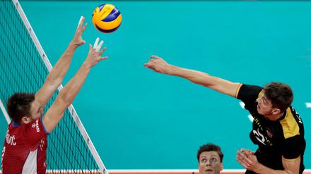 Attacke. Tobias Krick (r.) im Spiel gegen die Slowakei.