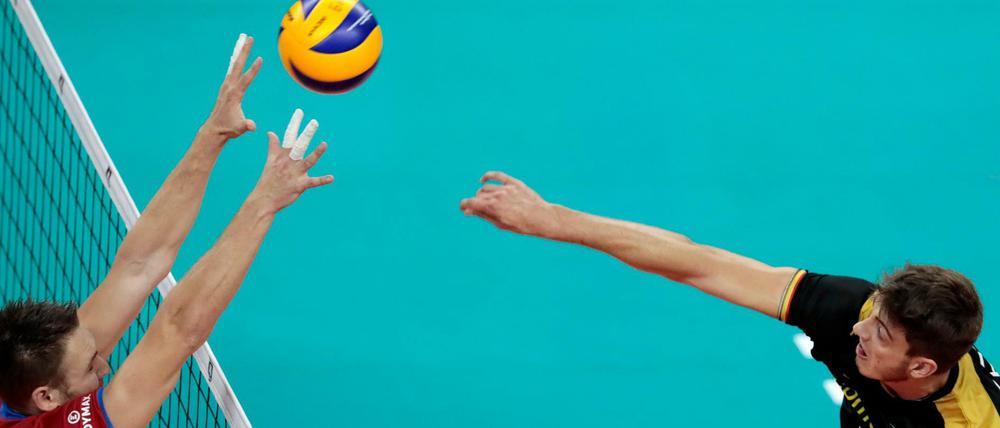 Attacke. Tobias Krick (r.) im Spiel gegen die Slowakei.