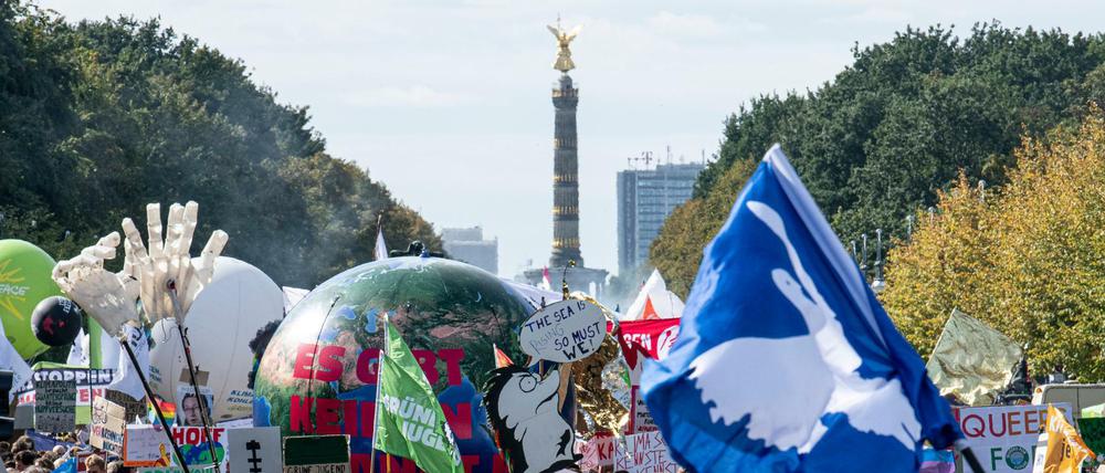 Demonstranten nehmen am Globalen Klima Protesttag vor dem Brandenburger Tor teil.