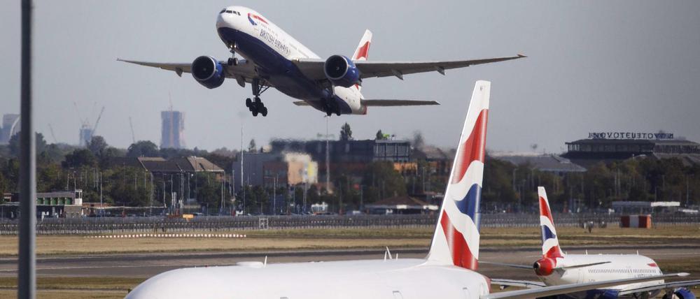 Maschinen von British Airways am Londoner Flughafen Heathrow.