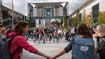 Das war noch ein kleiner Protest: eine Menschenkette am vergangenen Freitag vorm Kanzleramt.