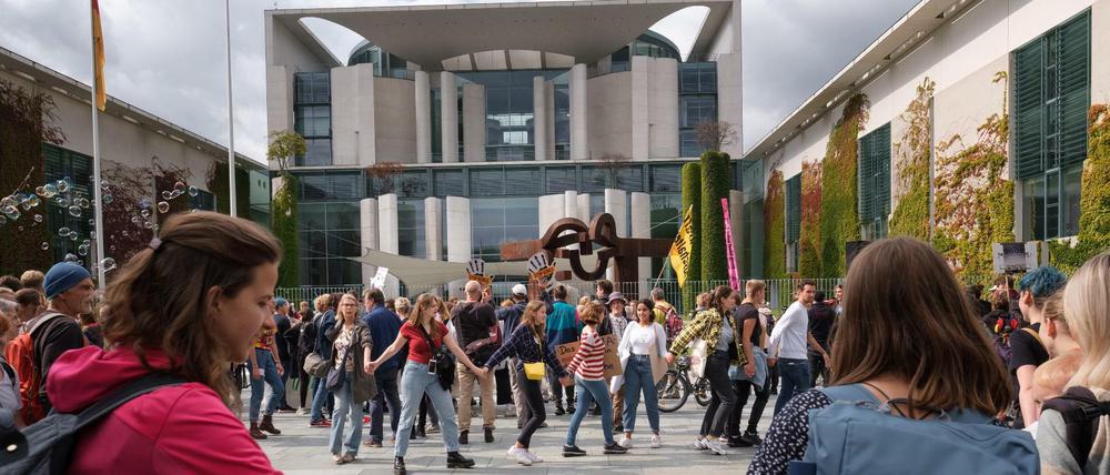Das war noch ein kleiner Protest: eine Menschenkette am vergangenen Freitag vorm Kanzleramt.