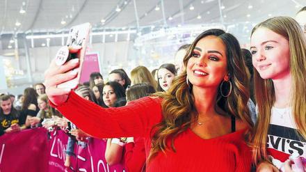 In Szene gesetzt. Beauty-Bloggerin Tara Arslani – besser bekannt als TamTamBeauty – macht mit einem Fan ein Selfie. 