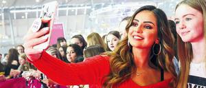 In Szene gesetzt. Beauty-Bloggerin Tara Arslani – besser bekannt als TamTamBeauty – macht mit einem Fan ein Selfie. 