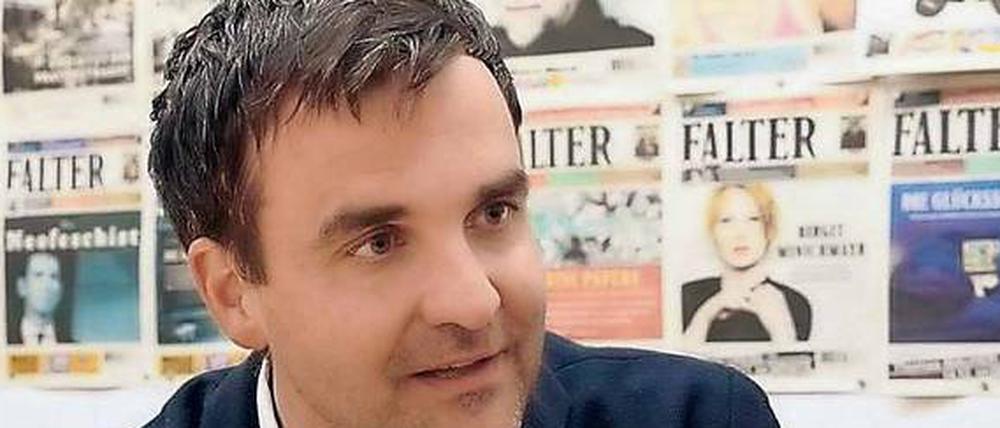 „Bolschewikenblattl“. Florian Klenk, Chefredakteur der Wiener Stadtzeitung „Falter“, hier auf Youtube im Gespräch mit Tilo Jung, legt sich gerne mit der ÖVP an.