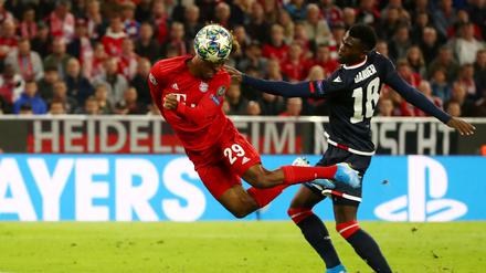 Augen zu und Tor. Kingsley Coman trifft zur Führung für die Bayern.