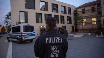 In diesem Gebäude in Wismar hatte ein Mann ein Baby rund fünf Stunden lang in seiner Gewalt.