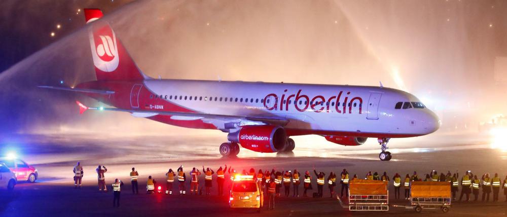 Flug AB6210, der letzte Linienflug der Air Berlin, bei seiner Ankunft am Flughafen Tegel im August 2017. 