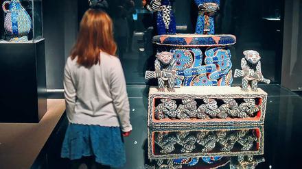 Denkanstoß. Eine Besucherin betrachtet den Perlenthron „Mandu Yenu“ im ethnologischen Museum Berlin. 1908 war er ein Geschenk an Kaiser Wilhelm II., das unter Druck überreicht wurde.