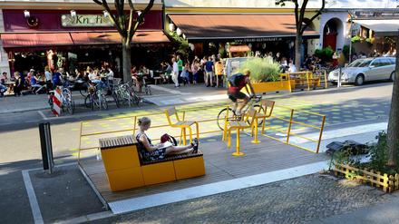 Sie sollten den Verkehr beruhigen und zum Begegnen einladen, jetzt müssen sie weg. Die grünen Punkte und die gelben Parklets.
